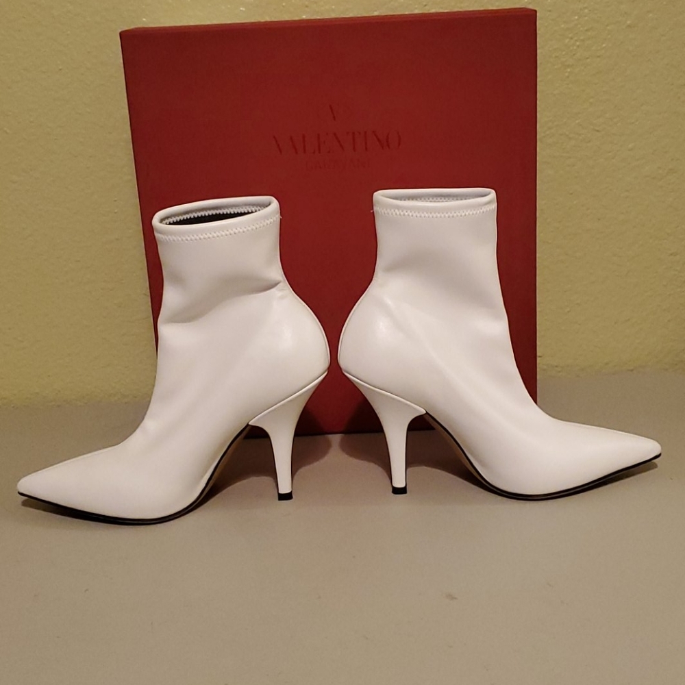 Authentic Valention logo boots. - Picture 3 of 8